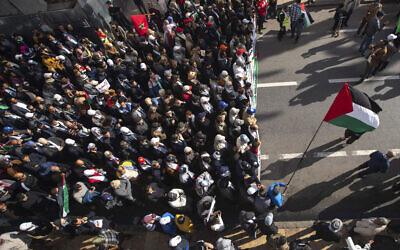 Des manifestants protestent à Rabat au Maroc, le dimanche 9 février 2020. Des milliers de Marocains ont participé à une marche pour rejeter le plan de paix de Trump et pour soutenir les Palestiniens. (Crédit : AP Photo/Mosa'ab Elshamy)