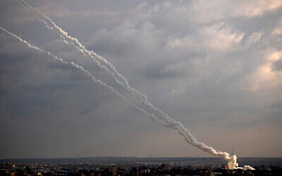 Des roquettes lancées par les terroristes palestiniens dans la bande de Gaza vers Israël, le 24 février 2020 (Crédit : AP Photo/Khalil Hamra)