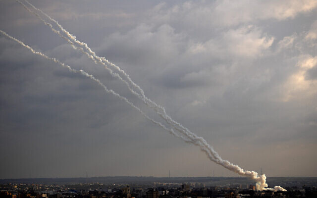 Des roquettes lancées par les terroristes palestiniens dans la bande de Gaza vers Israël, le 24 février 2020 (Crédit : AP Photo/Khalil Hamra) Des roquettes lancées par les terroristes palestiniens dans la bande de Gaza vers Israël, le 24 février 2020 (Crédit : AP Photo/Khalil Hamra)