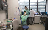 Le personnel médical effectue une extraction d'un échantillon de Covid-19 à l'institut Méditerranée-Infection à l'hôpital de la Timone à Marseille, dans le sud de la France, le 27 février 2020 (Crédit : AP Photo/Daniel Cole)