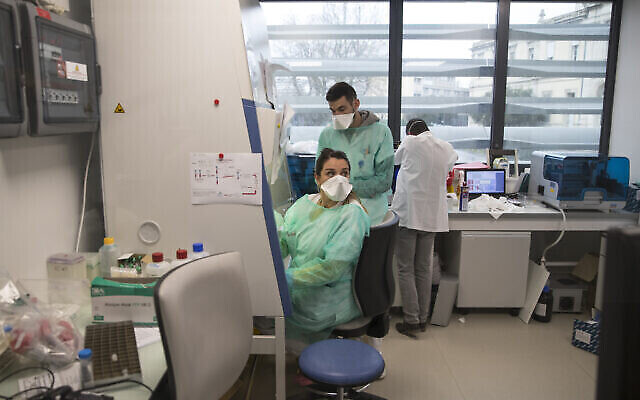 Le personnel médical effectue une extraction d'un échantillon de Covid-19 à l'institut Méditerranée-Infection à l'hôpital de la Timone à Marseille, dans le sud de la France, le 27 février 2020 (Crédit : AP Photo/Daniel Cole) Le personnel médical effectue une extraction d'un échantillon de Covid-19 à l'institut Méditerranée-Infection à l'hôpital de la Timone à Marseille, dans le sud de la France, le 27 février 2020 (Crédit : AP Photo/Daniel Cole)