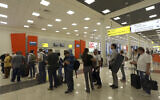 Illustration : Des passagers à l'aéroport international Sheremetyevo de Moscou, Russie, le 27 juin 2013. (Crédit : Sergei Grits/AP)