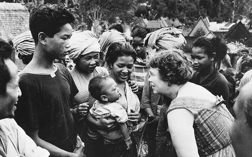 La docteure Margaret Mead, anthropologue, lors d'un voyage de terrain à Bali, en Indonésie, en 1957 (Crédit : AP Photo) La docteure Margaret Mead, anthropologue, lors d'un voyage de terrain à Bali, en Indonésie, en 1957 (Crédit : AP Photo)