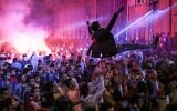 Des jeunes dansent lors d'un mariage à Salam City, une banlieue de la banlieue du Caire, sur une musique de Mahraganat, le 5 mars 2015. (Crédit : AP Photo/Mosa'ab Elshamy)