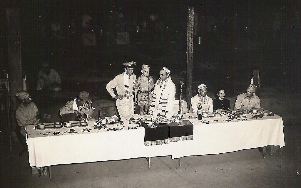 George Lowenstein (debout au micro), un réfugié juif de dix ans, arrivé aux Philippines alors qu'il n'était qu'un enfant, assiste à la célébration de sa bar-mitsva en 1945 dans son nouveau pays. (Avec l'aimable autorisation de George Lowenstein)