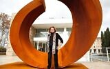 La sculptrice américaine  Beverly Pepper avec une de ses créations lors d'une visite privée de son exposition "Beverly Pepper At Ara Pacis" au musée Ara Pacis de Rome, le 3 décembre 2014. (Crédit : Elisabetta A. Villa/Getty Images/JTA)