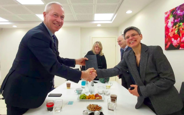 Cathy Berx, gouverneure de la province d'Anvers et députée flamande, et Yoav Galant, ministre israélien de l’Immigration. (Crédit : Arsen Ostrovsky / Twitter)