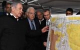 Le Premier ministre Benjamin Netanyahu (à gauche), l'ambassadeur américain en Israël David Friedman (au centre) et le ministre du Tourisme de l'époque, Yariv Levin, lors d'une réunion visant à discuter de l'extension de la souveraineté israélienne à des zones de la Cisjordanie, tenue dans l'implantation d'Ariel, le 24 février 2020. (Crédit : David Azagury/US Embassy Jerusalem)