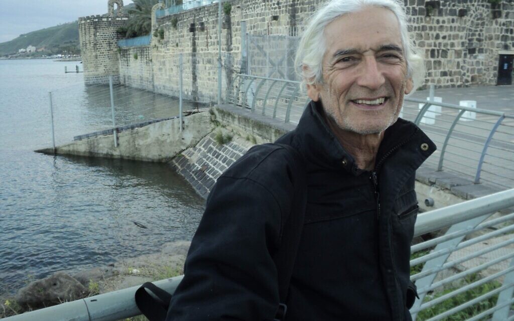 Rami Ben-Tzvi à Tibériade, en Israël, avec le ponton de son club d'aviron en arrière-plan, le 9 février 2019. (Nathan Jeffay/Times of Israel)