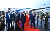 Le Premier ministre ougandais, Ruhakana Rugunda accueille le Premier ministre Benjamin Netanyahu et sa femme Sara à l'aéroport d'Entebbe, le 3 février 2020. (Crédit : Twitter)