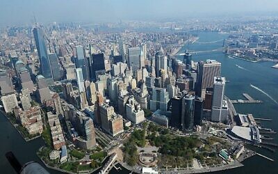 Une vue aérienne panoramique de Manhattan au coucher du soleil à New York. (Crédit : bloodua/iStock by Getty Images)Vue aérienne du quartier financier de New York. (Mendy Hechtman/Flash90)