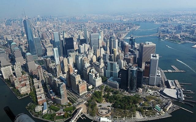 Une vue aérienne panoramique de Manhattan au coucher du soleil à New York. (Crédit : bloodua/iStock by Getty Images)Vue aérienne du quartier financier de New York. (Mendy Hechtman/Flash90) Une vue aérienne panoramique de Manhattan au coucher du soleil à New York. (Crédit : bloodua/iStock by Getty Images)Vue aérienne du quartier financier de New York. (Mendy Hechtman/Flash90)