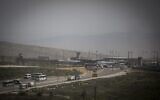 Le point de passage de Qalandiya près de la zone industrielle d'Atarot, entre Jérusalem-Est et la Cisjordanie, vu le 7 avril 2015. (Hadas Parush/Flash90)