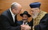 Naftali Bennett (g) et Aryeh Deri (c) avec le grand-rabbin Yitzhak Yosef (d), avant le mariage de la fille de Yosef, le 2 juin 2016. (Crédit : Yaakov Cohen/Flash90)
