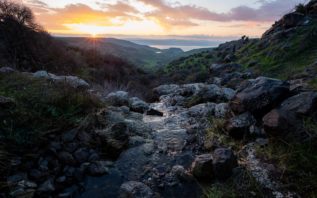 Vue du coucher de soleil à Ein Pik sur le Kinneret, la mer de Galilée, sur les hauteurs du Golan, le 22 janvier 2020. (Maor Kinsbursky/Flash90)