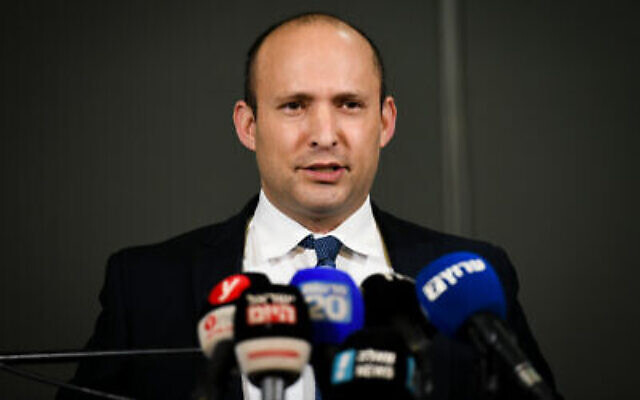 Le ministre de la Défense Naftali Bennett fait une déclaration aux médias dans l'implantation d'Ariel en Cisjordanie, le 26 janvier 2020. (Sraya Diamant/Flash90) Le ministre de la Défense Naftali Bennett fait une déclaration aux médias dans l'implantation d'Ariel en Cisjordanie, le 26 janvier 2020. (Sraya Diamant/Flash90)