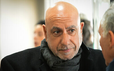 L'ancien chef de la police du district de Jérusalem, Nissan Shaham, arrive au tribunal de Tel-Aviv pour son audience de condamnation, le 10 février 2020 (Crédit : Avshalom Sassoni/Flash90)