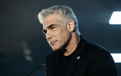 Yair Lapid, du parti Kakhol lavan, devant ses partisans à Tel Aviv, à l'approche des élections générales israéliennes, le 20 février 2020. (Tomer Neuberg/FLASH90)