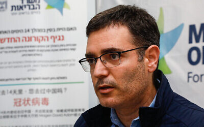 Le directeur-général du ministère de la Santé Moshe Bar Siman Tov au cours d'une conférence de presse sur le coronavirus à Tel Aviv, le 22 février 2020 (Crédit : Flash90)