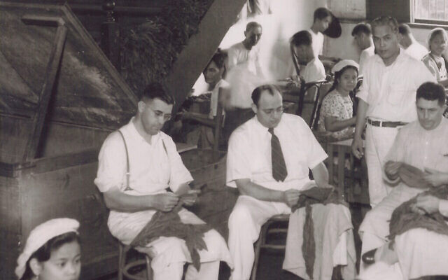 D'éminents hommes d'affaires de Cincinnati (Ohio), les frères Frieder - Alex, Henry, Herbert, Philip et Morris - ont établi leur résidence aux Philippines en 1920 pour développer l'entreprise familiale de tabac aux États-Unis. Sur la photo, Herb Frieder (au centre) avec des feuilles de tabac. (Avec l'aimable autorisation de Dick et Sam Frieder)
