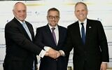 Les membres de la Conférence des présidents : Malcolm Hoenlein (G), Arthur Stark (C) et William Daroff lors d'une conférence de presse à Jérusalem, le 16 février 2020 (Crédit : Avi Hayoun)
