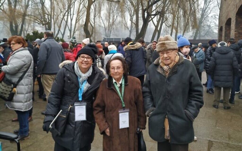 De gauche à droite : Irit Wittmann, Katarina Graf et Sol Graf posent devant le Mémorial et le Musée d'Auschwitz-Birkenau, le 28 janvier 2020. (Yaakov Schwartz/ Times of Israel)
