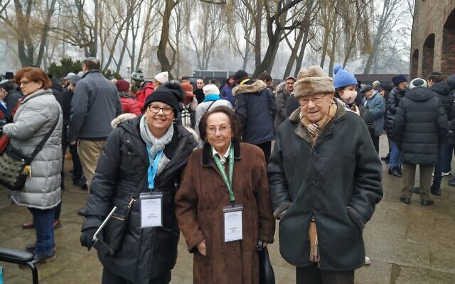 De gauche à droite : Irit Wittmann, Katarina Graf et Sol Graf posent devant le Mémorial et le Musée d'Auschwitz-Birkenau, le 28 janvier 2020. (Yaakov Schwartz/ Times of Israel)