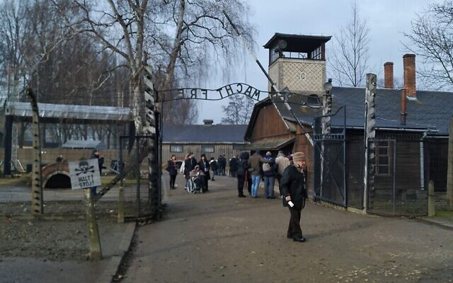 Sol Graf franchit la fameuse porte sur laquelle on peut lire "Arbeit Macht Frei", ou "le travail rend libre", sur l'ancien site d'Auschwitz-Birkenau, le 28 janvier 2020. (Yaakov Schwartz/ Times of Israel)