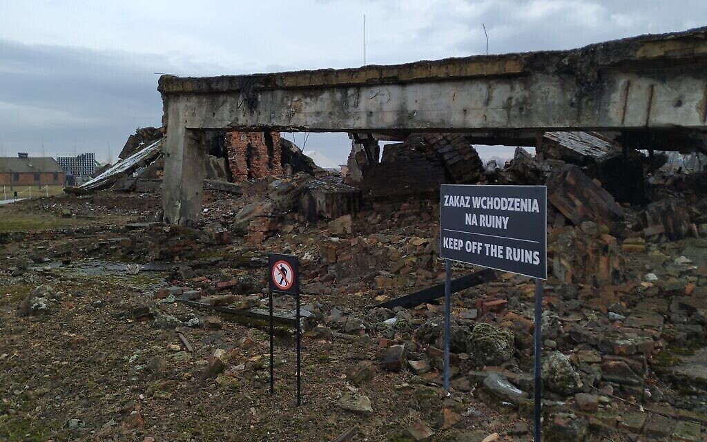 Les ruines des chambres à gaz et des crématoires de l'ancien Auschwitz II-Birkenau, le janvier 2020. (Yaakov Schwartz/ Times of Israel)
