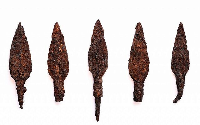 Des têtes de flèches du Premier Temple retrouvées à Tel Lachish, exposés au Armstrong Auditorium d'Edmond, Oklahoma, États-Unis, en juin 2018. (Autorisation : Autorité israélienne des Antiquités, photo : Reese Zoellner/Watch Jerusalem)