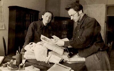 Le poète Avrom Sutzkever de la Brigade des Papiers, et sa femme, en 1944. (Crédit : Yad Vashem)