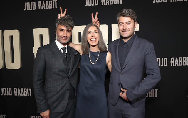 De gauche à droite, le réalisateur et acteur Taika Wititi, la romancière Christine Leunens,et le producteur Carthew Neal lors de la première de "Jojo rabbit" à Los Angeles (Crédit : Searchlight Pictures)