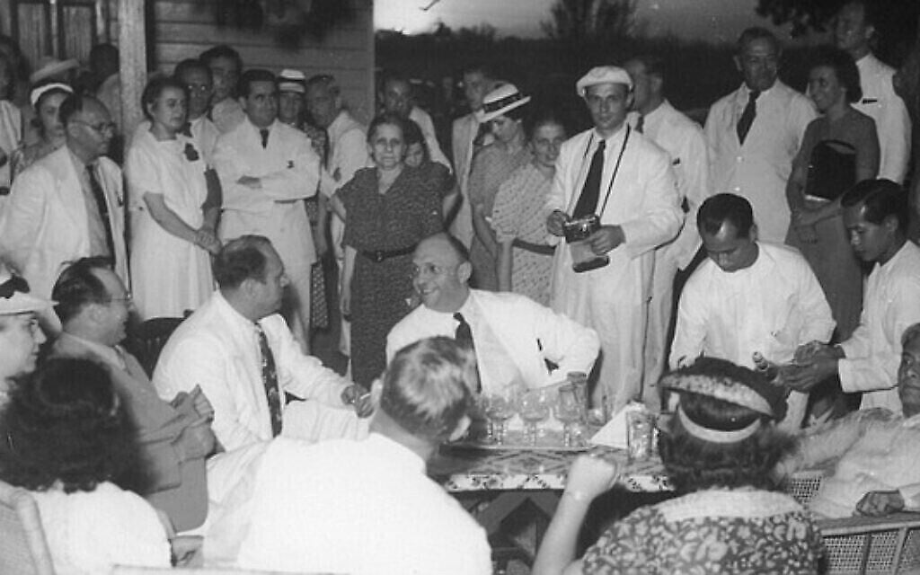 Les Frieder lors de l'inauguration de la salle Marikina avec le président philippin Manuel L. Quezon ( en position allongée à l'extrême droite / devant) le 23 avril 1940. Sur la photo, on voit Alex Frieder (au centre), parlant à son frère Herbert ; et au premier plan à gauche, la femme d'Alex, Corinne (chapeau blanc avec bande noire) et à sa droite, sa fille Alice. (Avec l'aimable autorisation de "Rescue in the Philippines")