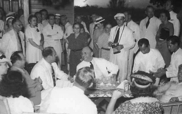 Les Frieder lors de l'inauguration de la salle Marikina avec le président philippin Manuel L. Quezon ( en position allongée à l'extrême droite / devant) le 23 avril 1940. Sur la photo, on voit Alex Frieder (au centre), parlant à son frère Herbert ; et au premier plan à gauche, la femme d'Alex, Corinne (chapeau blanc avec bande noire) et à sa droite, sa fille Alice. (Avec l'aimable autorisation de "Rescue in the Philippines")