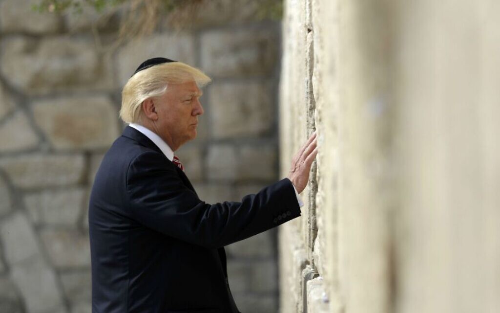 Le président américain Donald Trump visite le mur Occidental à Jérusalem, le 22 mai 2017. (Crédit : Evan Vucci/AP) Le président américain Donald Trump visite le mur Occidental à Jérusalem, le 22 mai 2017. (Crédit : Evan Vucci/AP)