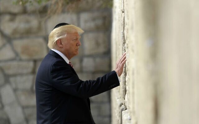 Le président américain Donald Trump visite le mur Occidental à Jérusalem, le 22 mai 2017. (Crédit : Evan Vucci/AP)