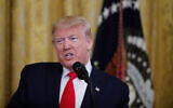 Le président américain Donald Trump dévoile son plan de paix israélo-palestinien lors d'un événement en présence du Premier ministre Benjamin Netanyahu dans la salle Est de la Maison Blanche à Washington, le 28 janvier 2020. (AP/Alex Brandon)
