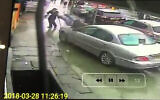 Un rabbin à bord d'une Jaguar renverse accidentellement deux piétons sur un trottoir de Londres, en mars 2018. (capture écran)