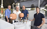 De gauche à droite : mes chercheurs du Technion, le professeur David Broday, le professeur Eran Friedler, Ilan Katz et Liron Houber. (Autorisation/Technion)
