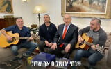 De g. à d. : Erel Segal, Yinon Magal, Benjamin Netanyahu, Shimon Riklin, dans une vidéo publiée sur le compte Twitter du Premier ministre, le 13 février 2020. (Capture écran)