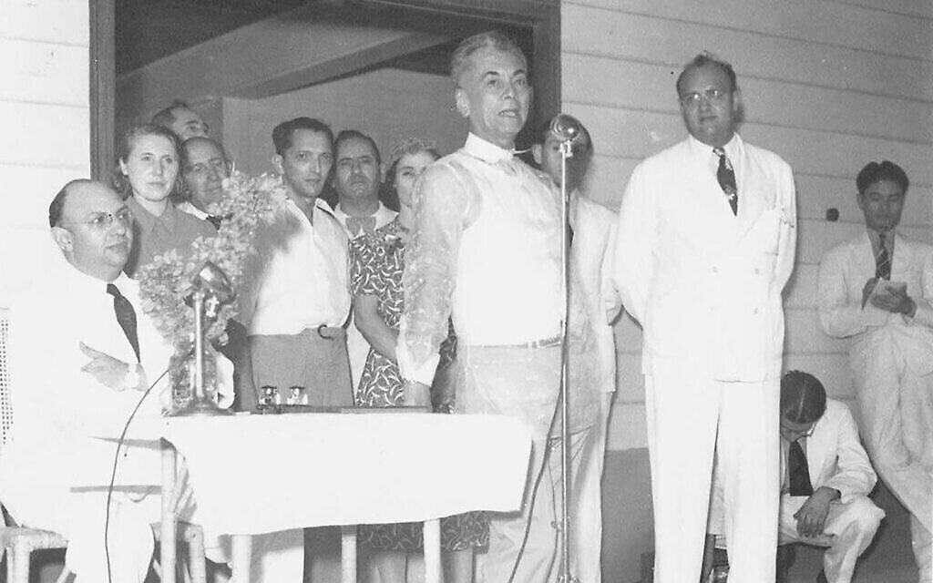 Le président philippin Manuel L. Quezon (au centre au micro) accueillant des réfugiés juifs le 23 avril 1940 lors de l'inauguration du Marikina Hall, qu'il a construit sur sa propre propriété pour loger les immigrants nouvellement arrivés. À sa gauche se trouve Alex Frieder (costume blanc/assis), président du Comité des réfugiés juifs des Philippines, et à droite (costume blanc/assis) Herbert Frieder. (Avec l'aimable autorisation de "Rescue in the Philippines")