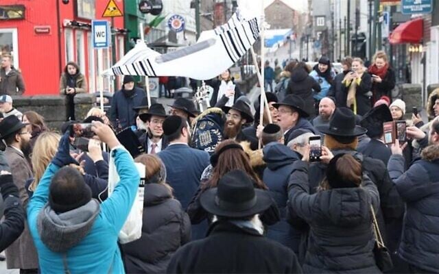 La communauté juive de Reykjavik accueille un nouveau rouleau de Tora pour le centre Habad local, le 16 février 2020. (Crédit : Gabriel Rutenberg/Chabad.org via JTA)