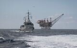 Une corvette de la marine israélienne Saar 5 protège une plateforme d'extraction de gaz naturel au large des côtes israéliennes, dans une photographie sans date. (Crédit : Armée israélienne)