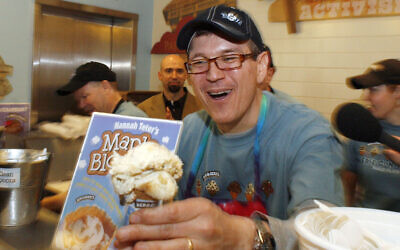 Le nouveau PDG Jostein Solheim sert un cône dans la boutique de Ben & Jerry's à Burlington, Vermont, le mardi 23 mars 2010. (AP Photo/Toby Talbot)