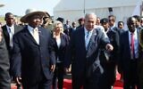 Le Premier ministre Benjamin Netanyahu, (à droite), est accueilli par le président ougandais, Yoweri Museveni, à son arrivée à l'aéroport Entebbe en Ouganda, le lundi 4 juillet 2016. (AP Photo/Stephen Wandera)