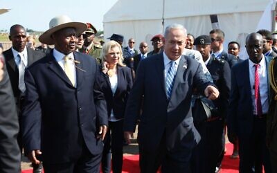 Le Premier ministre Benjamin Netanyahu, (à droite), est accueilli par le président ougandais, Yoweri Museveni, à son arrivée à l'aéroport Entebbe en Ouganda, le lundi 4 juillet 2016. (AP Photo/Stephen Wandera)
