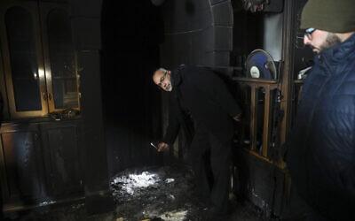 Des Palestiniens visitent la mosquée incendiée dans le quartier arabe de Beit Safafa à Jérusalem est, le vendredi 24 janvier 2020. (AP Photo/Mahmoud Illean)