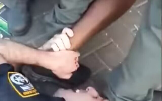 Images de l'arrestation d'un homme d'origine éthiopienne qui a ensuite été raillé et dénigré dans un groupe de police WhatsApp, diffusées le 24 février 2020 (Capture d'écran/Kan) Images de l'arrestation d'un homme d'origine éthiopienne qui a ensuite été raillé et dénigré dans un groupe de police WhatsApp, diffusées le 24 février 2020 (Capture d'écran/Kan)