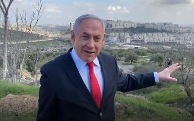 Le Premier ministre Benjamin Netanyahu s'exprime devant le quartier de Har Homa à Jérusalem-Est, le 20 février 2020. (Capture d'écran/Twitter) Le Premier ministre Benjamin Netanyahu s'exprime devant le quartier de Har Homa à Jérusalem-Est, le 20 février 2020. (Capture d'écran/Twitter)