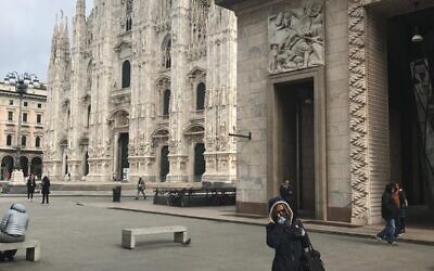 La place du Duomo de Milan désertée alors que l'épidémie de Coronavirus se propage en Italie. (Crédit : Marion Bernard)